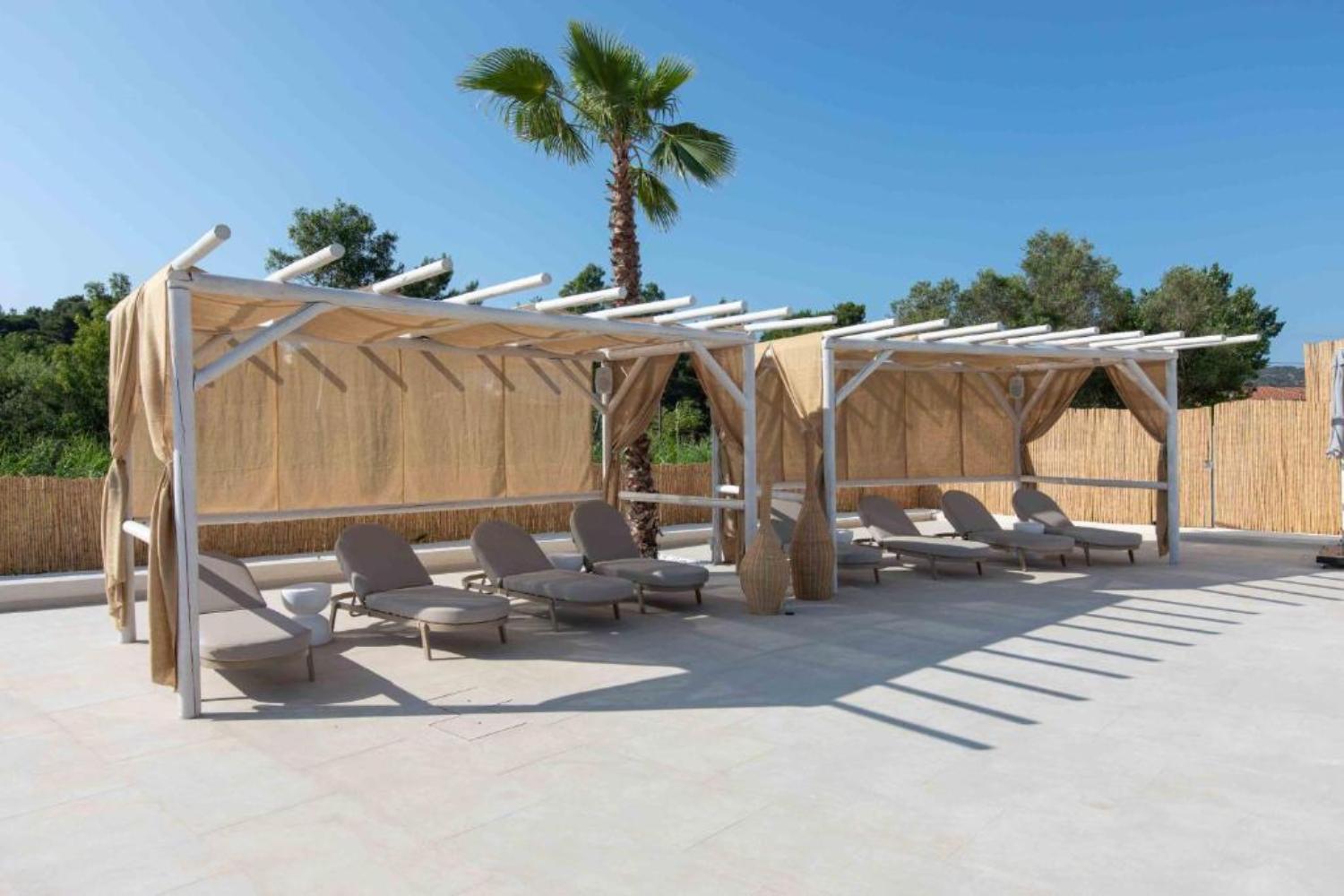Tiara Holidays - Linari Sea & Suites - ležaljke